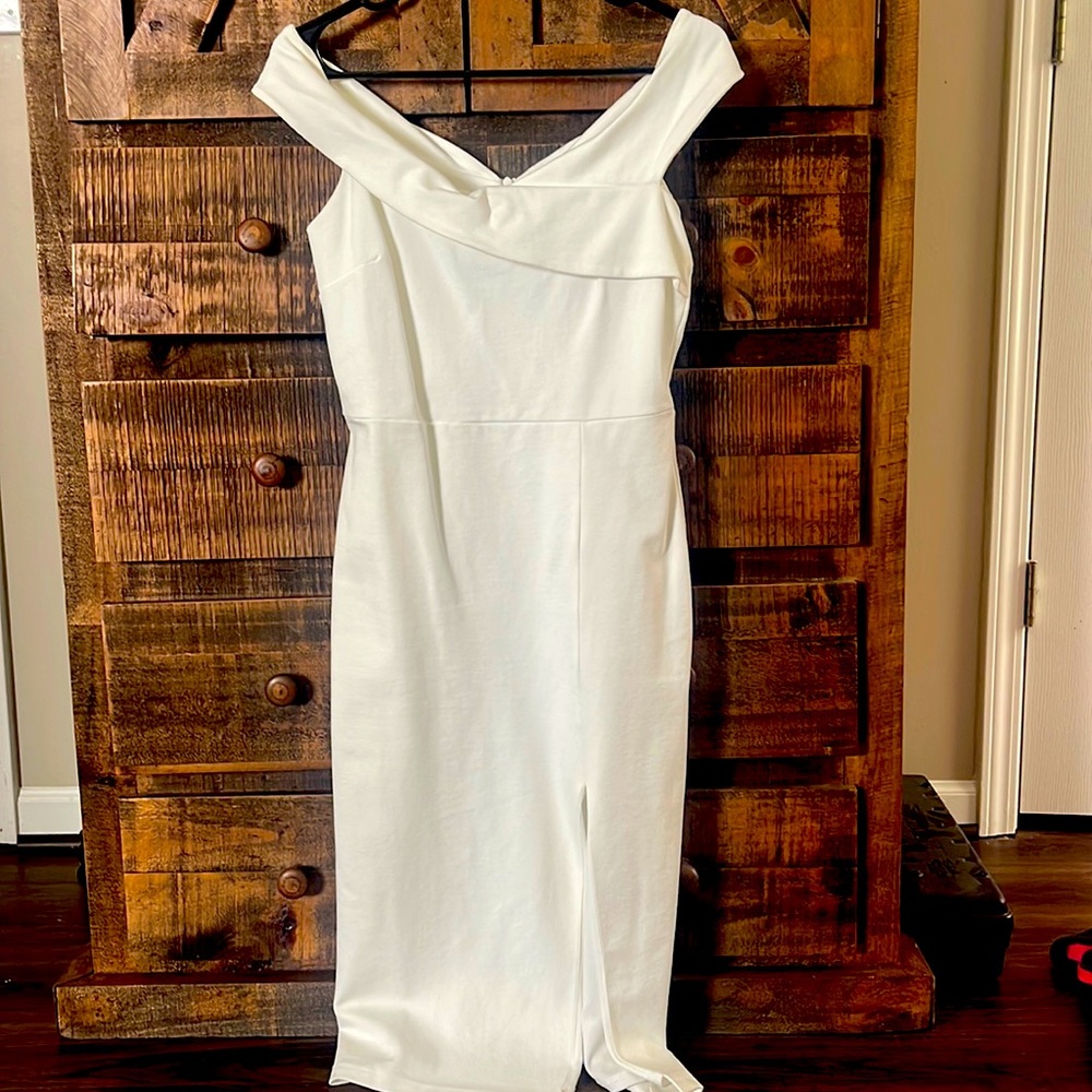 Did the shoulder white dress with slit